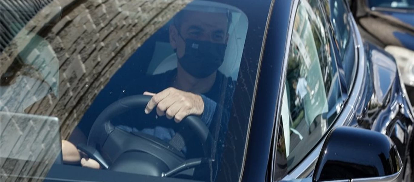 Στο ΕΜΣΤ ο Κ.Μητσοτάκης σε έκθεση αφρικανικής τέχνης - Αποχώρησε με ηλεκτρικό Tesla (φώτο)